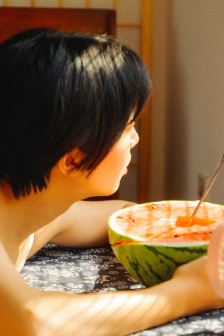 没戴奶罩两个乳头突出来